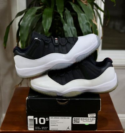Air Jordan 11 Retro Low Tuxedo
