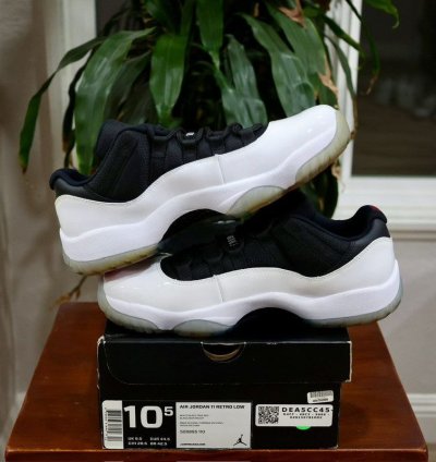 Air Jordan 11 Retro Low Tuxedo