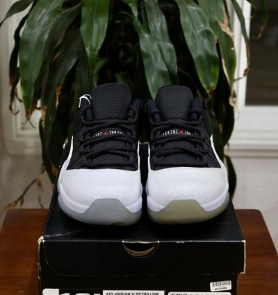 Air Jordan 11 Retro Low Tuxedo