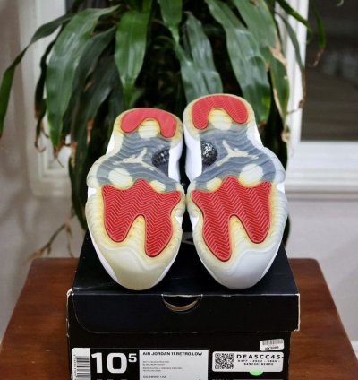 Air Jordan 11 Retro Low Tuxedo