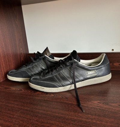 Vintage 00s Adidas Universal Leather Sneakers