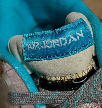 Air Jordan 4 Retro taupe Haze