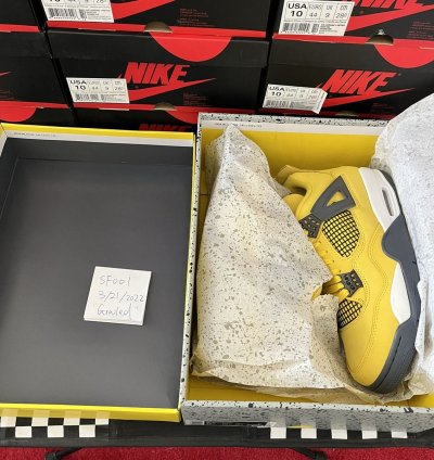 Air Jordan 4 Retro Lightning 2021 Travis Scott Size 9 5