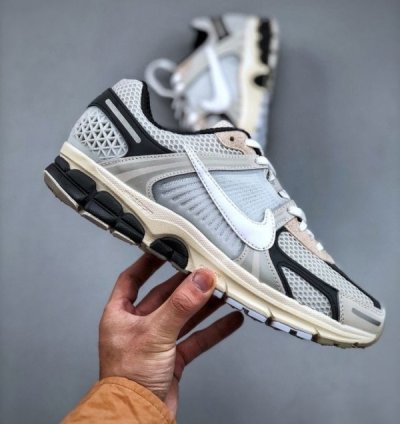 Nike Zoom Vomero 5 Beige White Black Sneakers