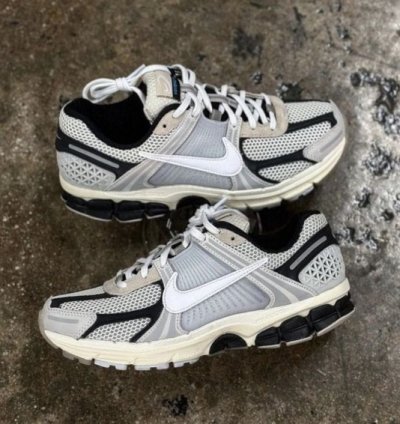 Nike Zoom Vomero 5 Beige White Black Sneakers