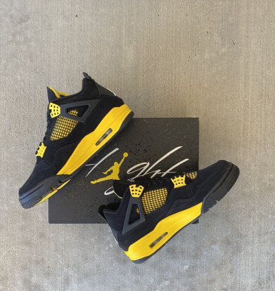 Air Jordan Retro 4 Thunder 2023