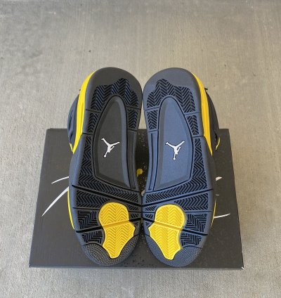 Air Jordan Retro 4 Thunder 2023