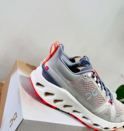 On Cloud Surfer Trail Fosil Ivory Sneakers