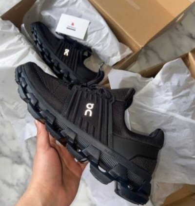 On Running Cloud Swift Black Running Shoes