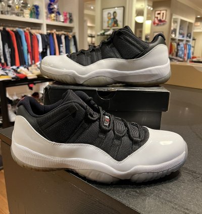 Jordan 11 Retro Low Tuxedo