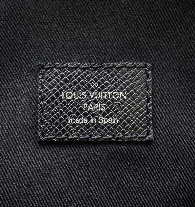 Louis Vuitton Avenue Sling Bag Noir Taiga Leather