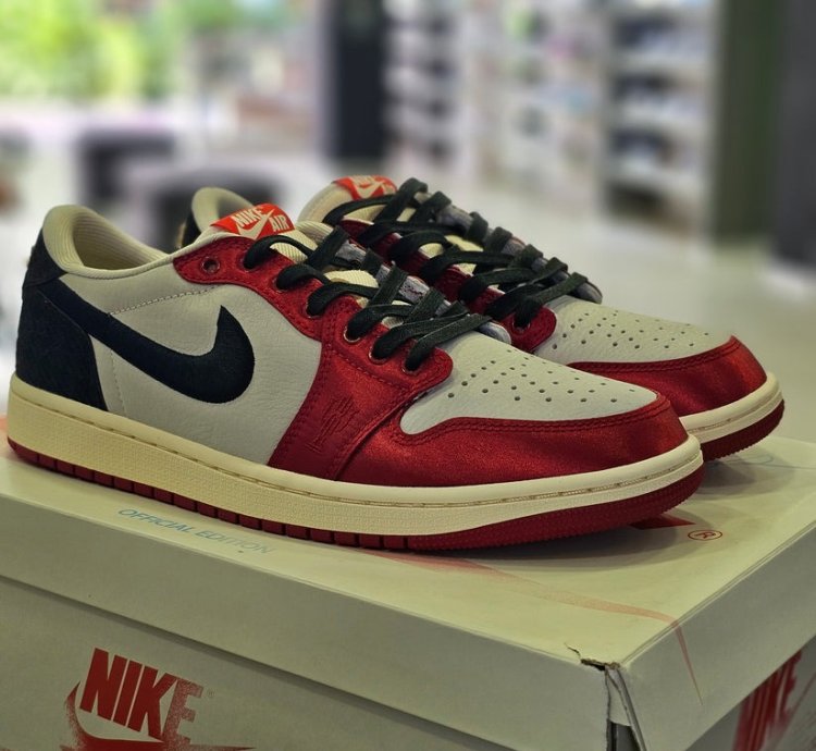 Air Jordan 1 Low Trophy Room Away