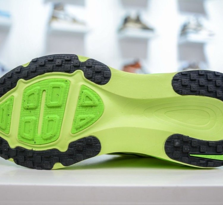 Nike Vomero 18 electric Green Volt