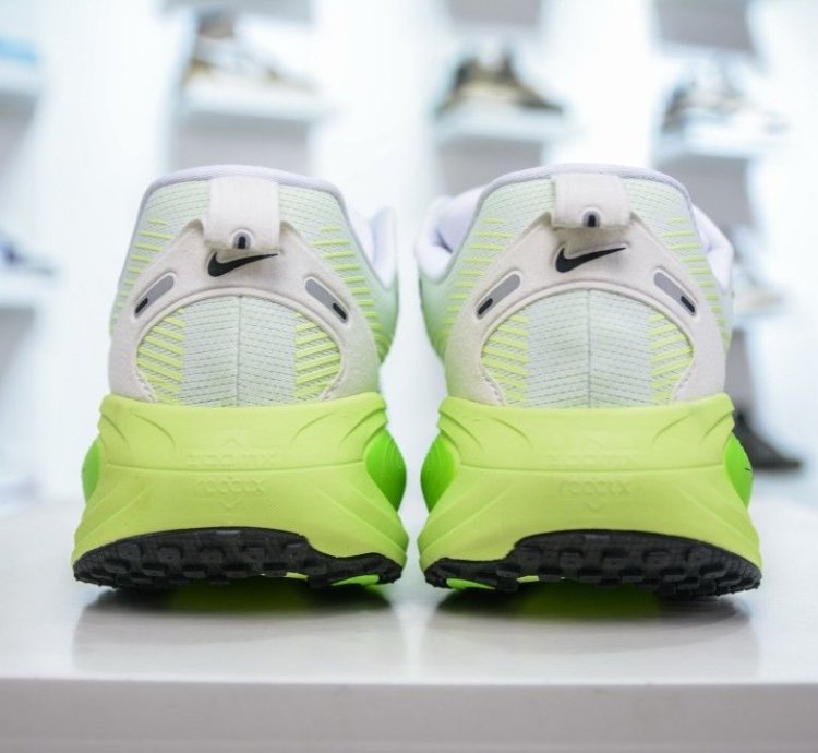 Nike Vomero 18 electric Green Volt
