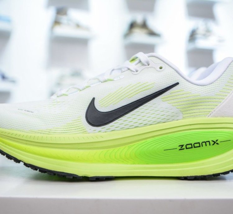 Nike Vomero 18 electric Green Volt
