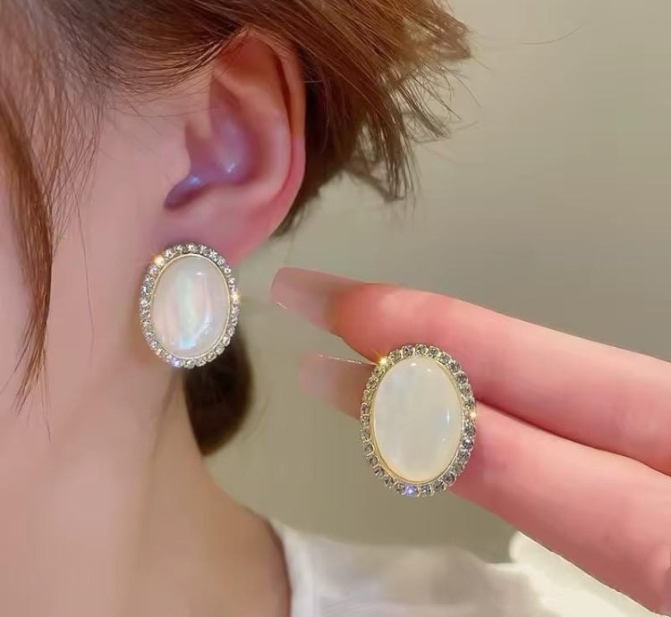 White Pearl Round Earring