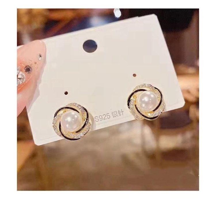 White Pearl With Golden Earring