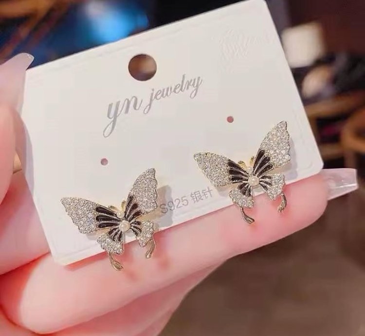 Beautyfull Butterfly With Diamond Earring