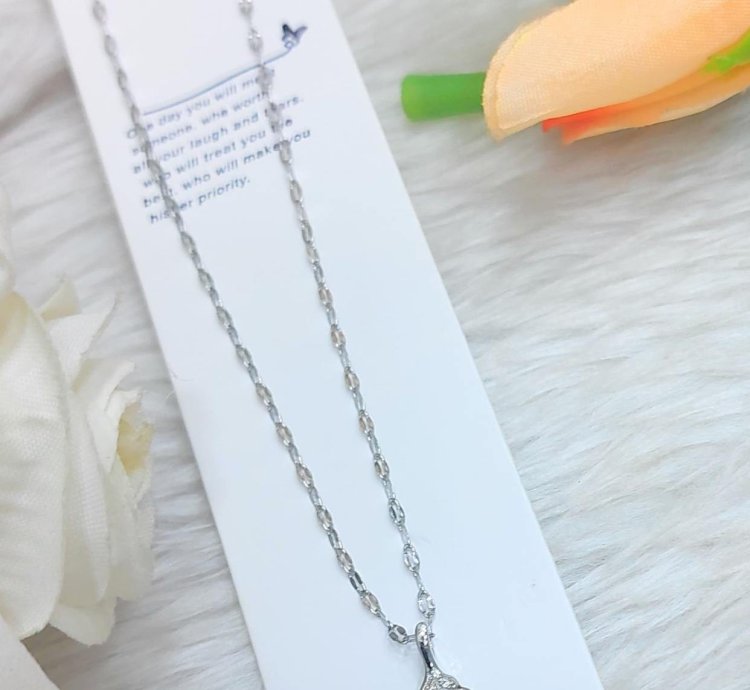 Beatyfull Leaf With Diamond Pendant