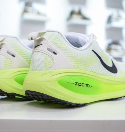 Nike Vomero 18 electric Green Volt