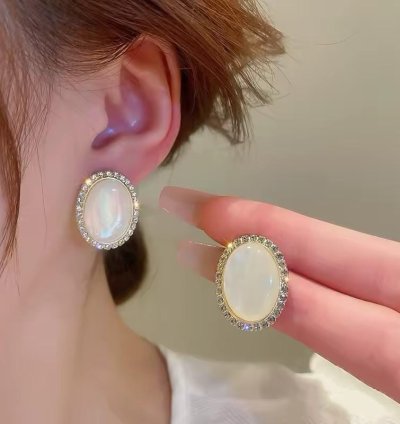 White Pearl Round Earring