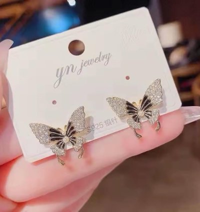 Beautyfull Butterfly With Diamond Earring