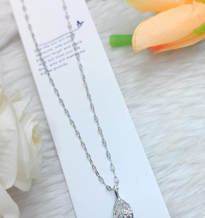 Beatyfull Leaf With Diamond Pendant