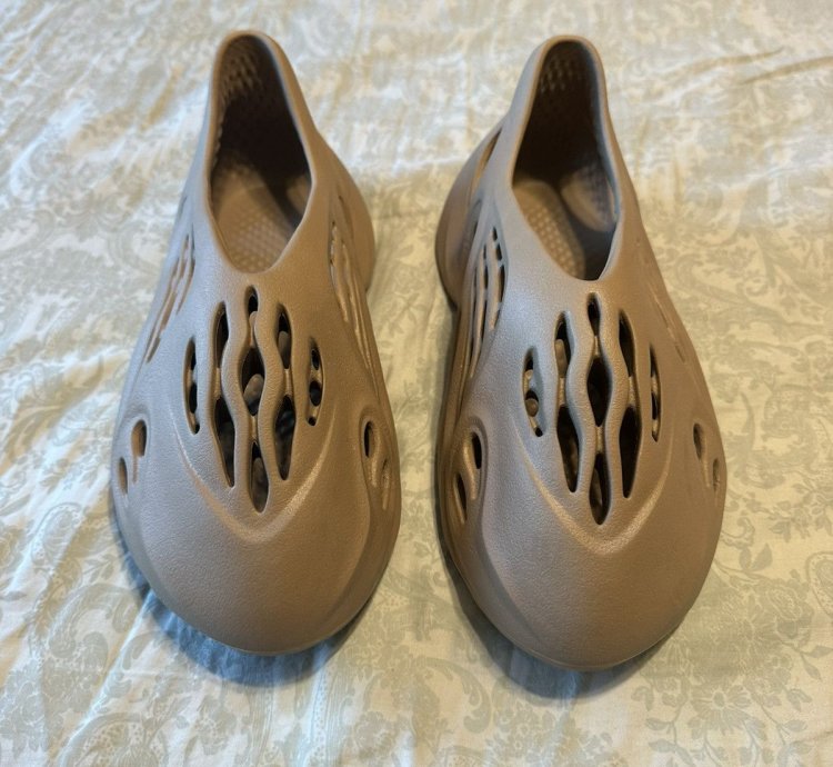 Yeezy Foam Runner Stone Taupe Size 8 Near Neew