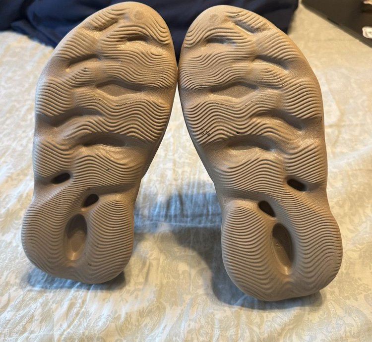 Yeezy Foam Runner Stone Taupe Size 8 Near Neew