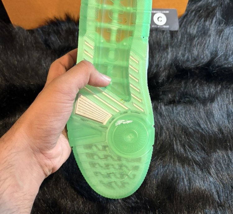 Worn 1x Louis Vuitton Tiffany Trainer