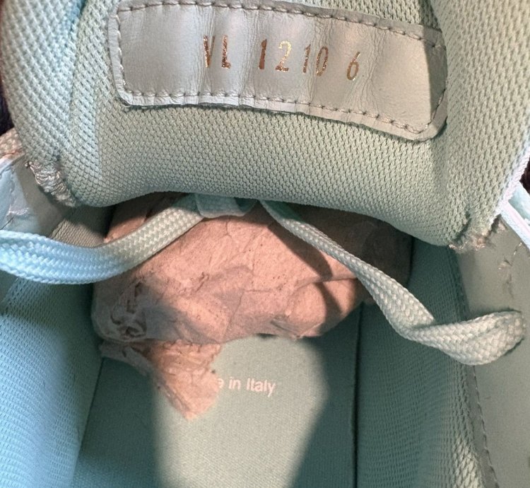 Worn 1x Louis Vuitton Tiffany Trainer