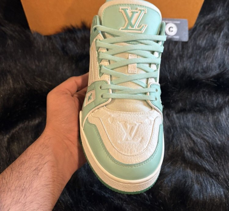 Worn 1x Louis Vuitton Tiffany Trainer