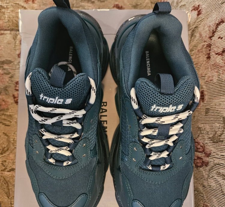 Triple Balenciaga Sneakers