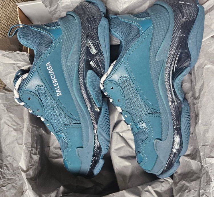Triple Balenciaga Sneakers