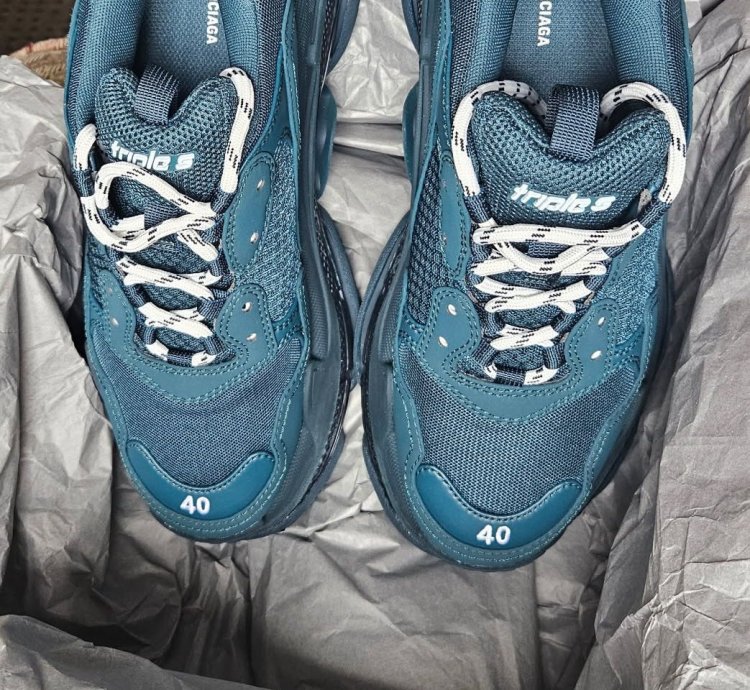 Triple Balenciaga Sneakers