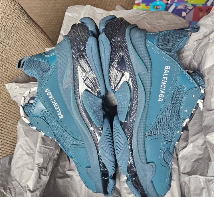 Triple Balenciaga Sneakers