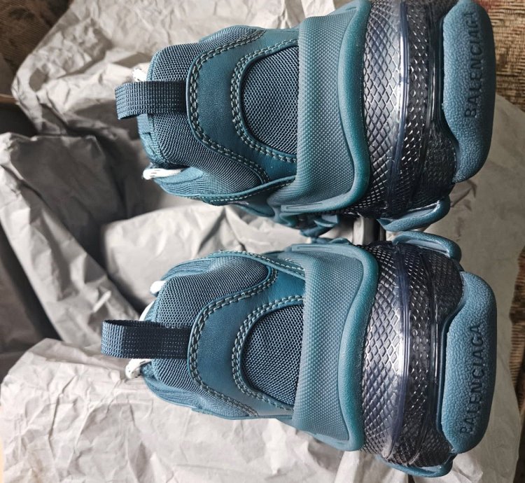 Triple Balenciaga Sneakers