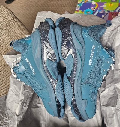 Triple Balenciaga Sneakers