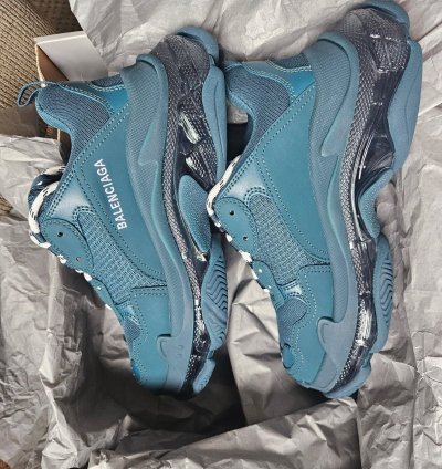 Triple Balenciaga Sneakers
