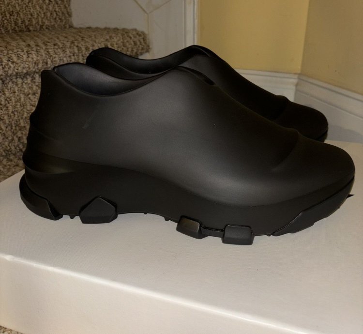 Givenchy Monumental Mallow brand New Unworn