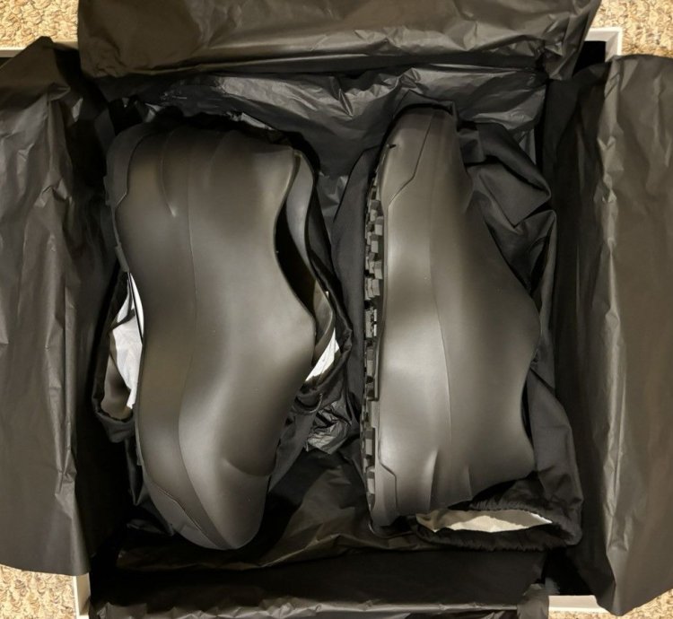 Givenchy Monumental Mallow brand New Unworn