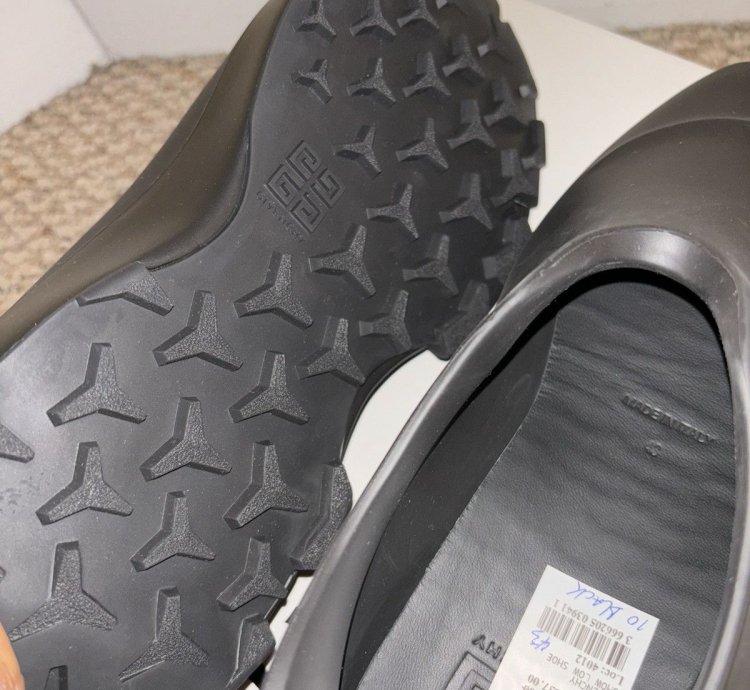 Givenchy Monumental Mallow brand New Unworn