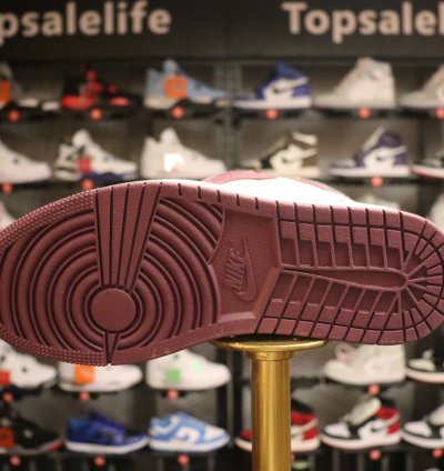Air Jordan 1 Retro High bordeaux