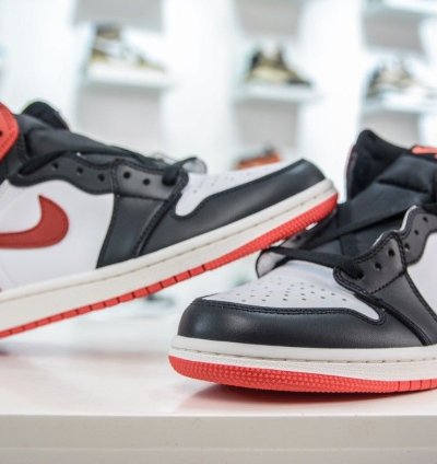 Air Jordan 1 Retro High Track Red