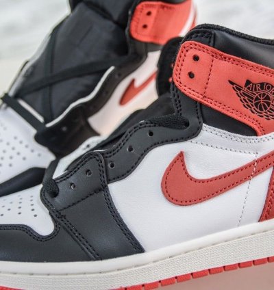 Air Jordan 1 Retro High Track Red