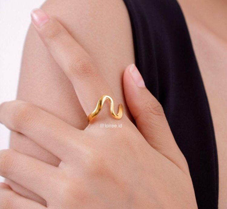 Caleb Irregular Curve Ring - Gold Plated