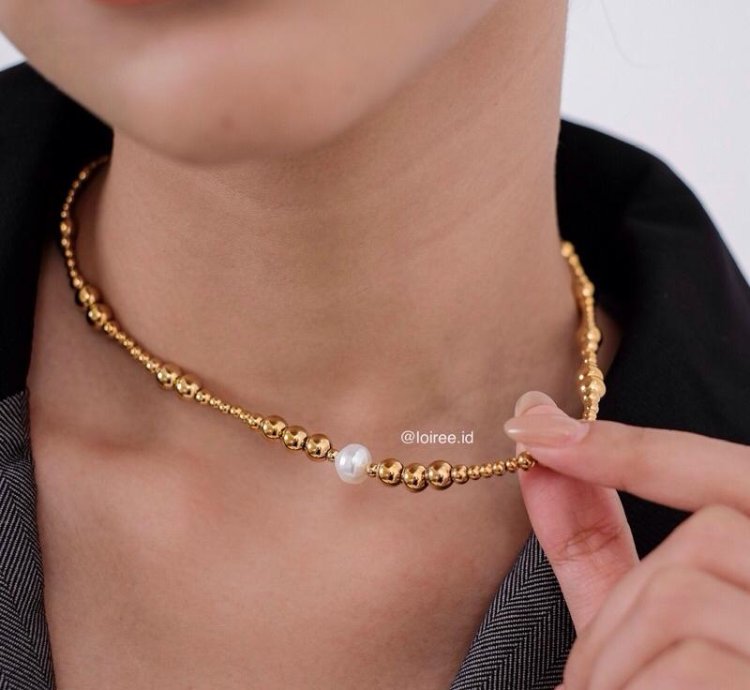 Caine Natural Pearl Beads Necklace - Gold Plated - Silver