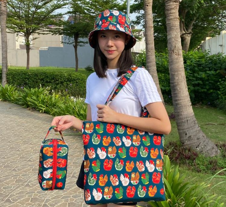 Igor Chicken Piggy Bank Canvas Tote Bag