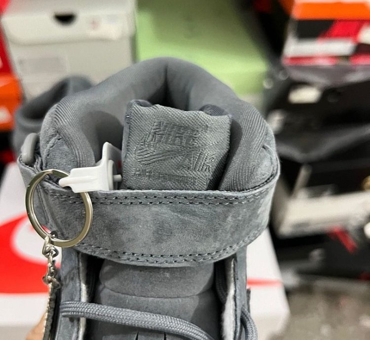 Nike Air Force 1 Mid Supreme Grey