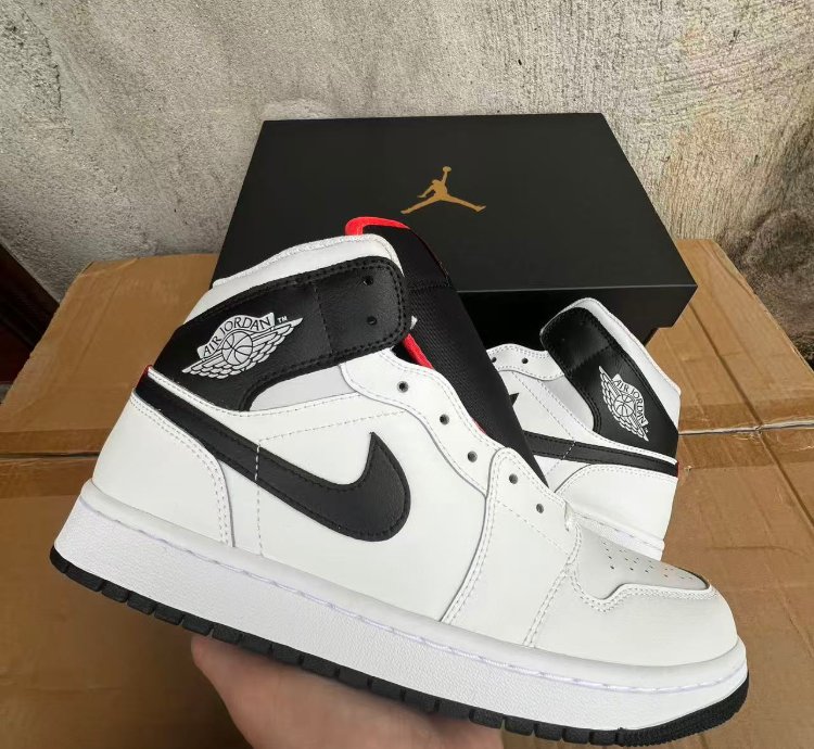 Nike Air Jordan 1 Mid In White Black